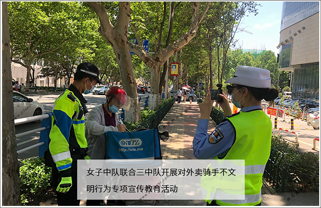 女子中隊(duì)聯(lián)合三中隊(duì)開(kāi)展對(duì)外賣(mài)騎手不文明行業(yè)專(zhuān)項(xiàng)宣傳教育活動(dòng) 女子中隊(duì)聯(lián)合三中隊(duì)開(kāi)展對(duì)外賣(mài)騎手不文明行業(yè)專(zhuān)項(xiàng)宣傳教育活動(dòng)